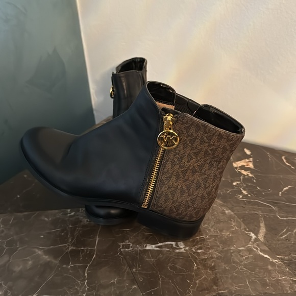 Michael Kors boots in excellent condition size 6 1/2 - Picture 4 of 5